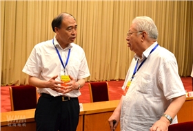 皖南電機(jī)管總與機(jī)械部副部長陸燕蓀在會(huì)上交流