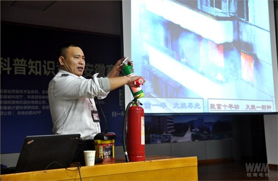 馬教官在向大家演示如何正確使用滅火器材 馬教官在向大家演示如何正確使用滅火器材