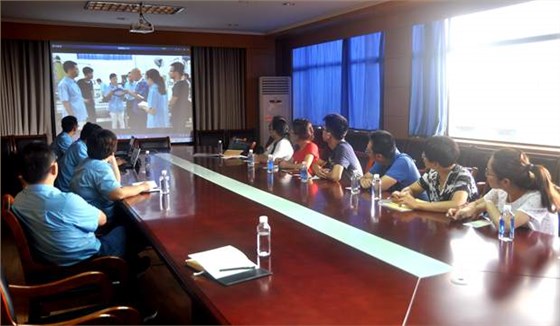 老師在觀看皖南電機宣傳短片 老師在觀看皖南電機宣傳短片