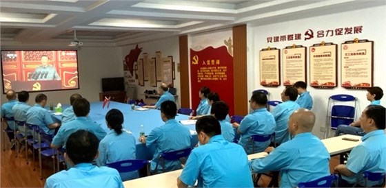 皖南電機(jī)黨委書記、副董事長管兵正在與公司黨員干部一起集中收看大會直播