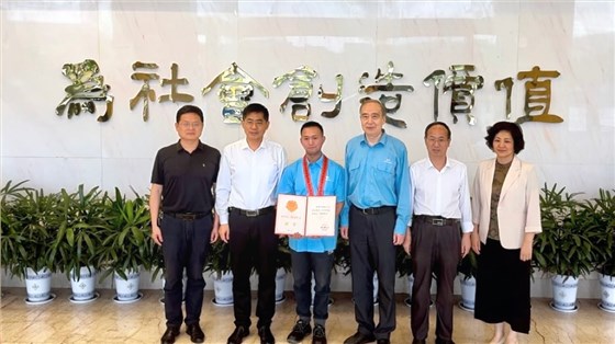 省、市總工會(huì)為皖南電機(jī)&ldquo;全國五一勞動(dòng)獎(jiǎng)?wù)?rdquo;獲得者授牌頒獎(jiǎng)