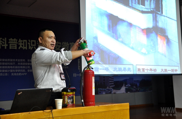 馬教官在向大家演示如何正確使用滅火器材 馬教官在向大家演示如何正確使用滅火器材