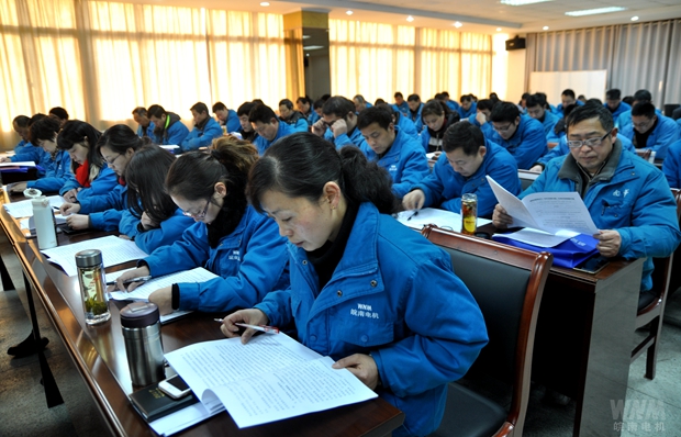 代表們聆聽(tīng)董事會(huì)工作報(bào)告