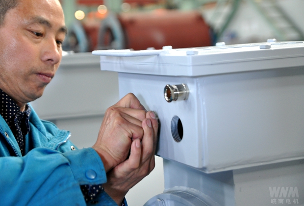 員工在進行盾構(gòu)機電機交付前最后的細(xì)查 員工在進行盾構(gòu)機電機交付前最后的細(xì)查