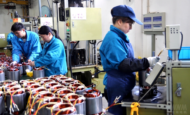 皖南電機(jī):忙碌的自動化嵌線流水線 皖南電機(jī):忙碌的自動化嵌線流水線