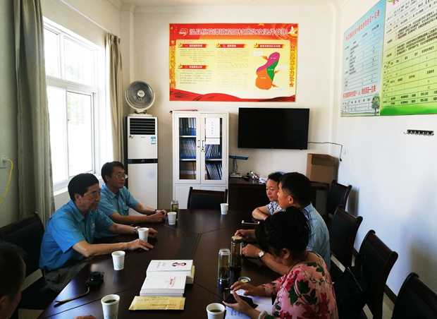 皖南電機(jī)董事長(zhǎng)陳根喜、總經(jīng)理陳學(xué)鋒到觀陽(yáng)村扶貧