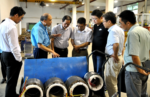 皖南電機(jī)管總陪同徐總經(jīng)濟(jì)師在車間調(diào)研 皖南電機(jī)管總陪同徐總經(jīng)濟(jì)師在車間調(diào)研