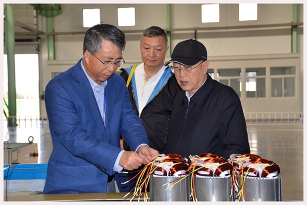 圖為中國(guó)機(jī)械工業(yè)聯(lián)合會(huì)特別顧問(wèn)蔡惟慈（右一）、上海電器科學(xué)研究所(集團(tuán))有限公司黨委書(shū)記鄒孟奇（中）在公司副總經(jīng)理孫躍（左一）的陪同下參觀皖南電機(jī)生產(chǎn)車間