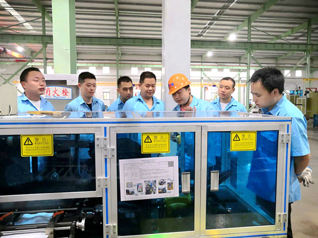 圖為電氣公司正在開展現(xiàn)場(chǎng)培訓(xùn)