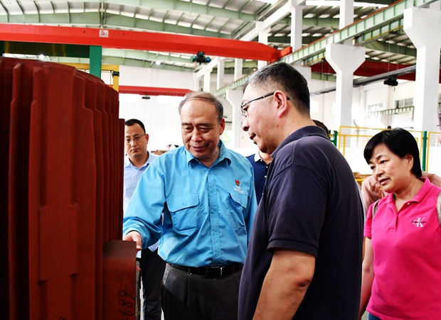 圖為公司黨委書記、副董事長管兵正在向校友介紹公司產(chǎn)品