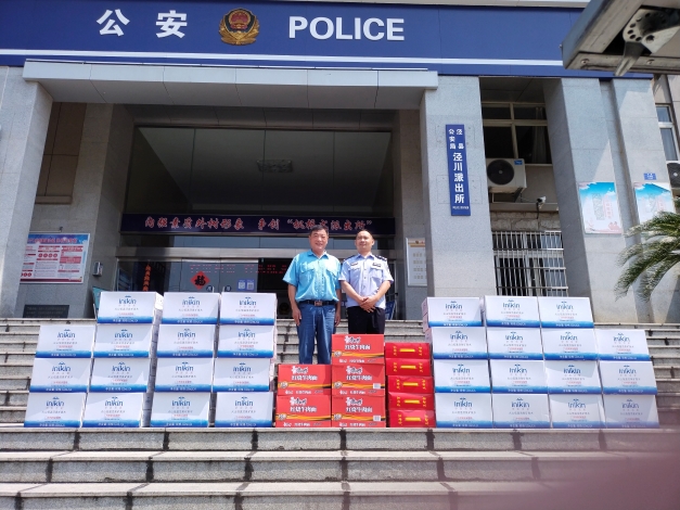 圖為公司安全環(huán)境保護(hù)處處長(zhǎng)董萌蓓為子弟兵及公安民警送去慰問(wèn)品，并致以節(jié)日的問(wèn)候和祝福